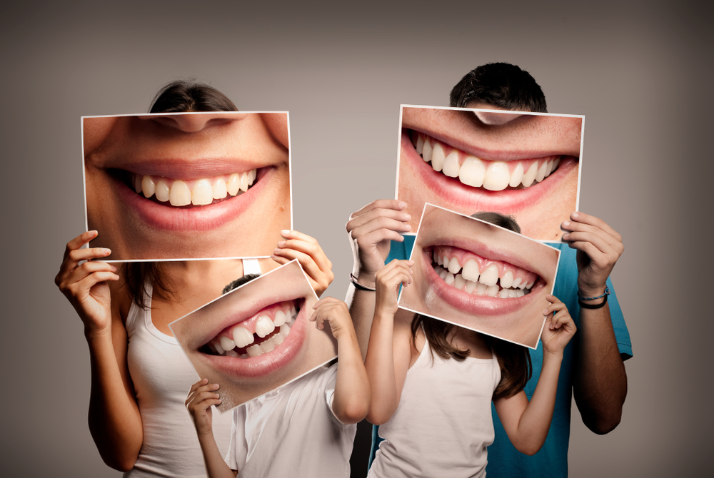Familie mit Lächeln nach Zahnspange