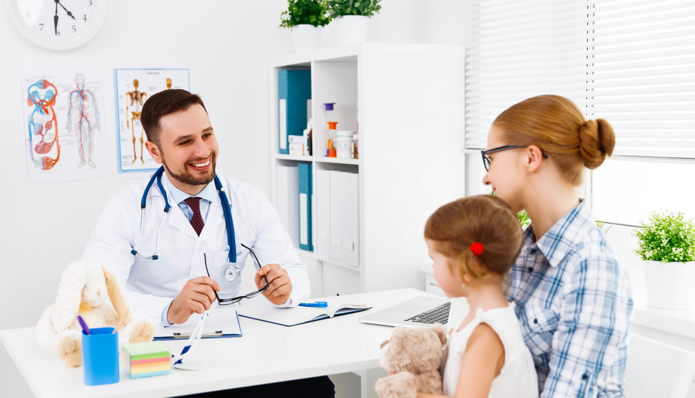 Kinderarzt in Einzelpraxis während einer Behandlung