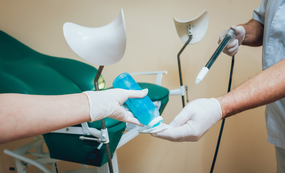 Achten Sie bei der Wahl des Proktologie-Stuhls auch auf das Design und den Patienten-Komfort Bild: Ein Arzt bereitet eine Proktologie-Untersuchung vor