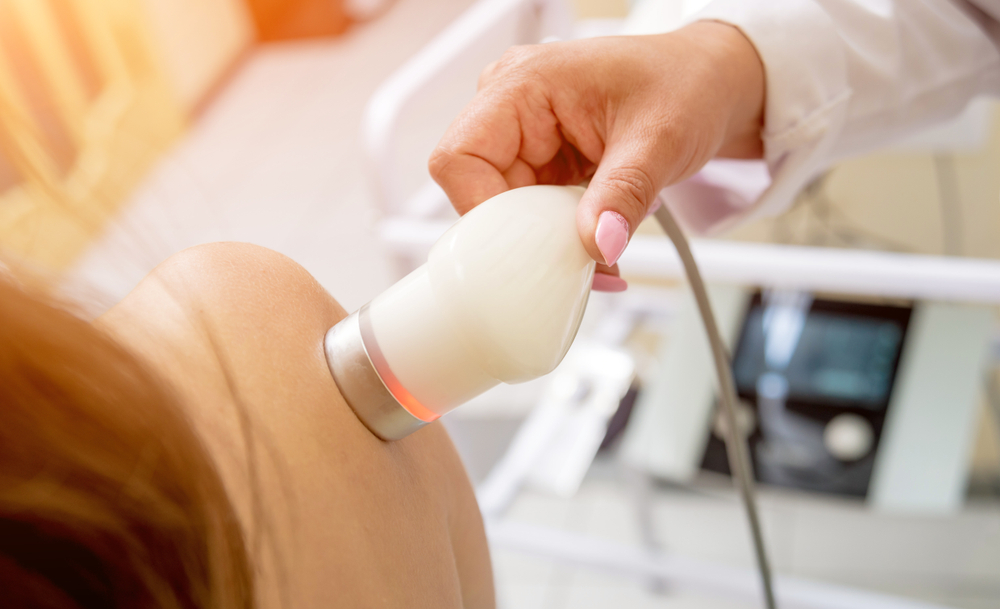 Die Ultraschall-Behandlung kommt in der Therapie bei der Wundheilungen und neurologischen Erkrankungen zum Einsatz Bild: Ultraschall-Behandlung einer schmerzenden Schulter