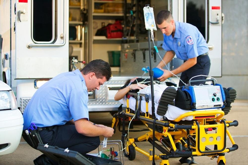 Rettungssanitäter und Patient während eines Krankentransportes