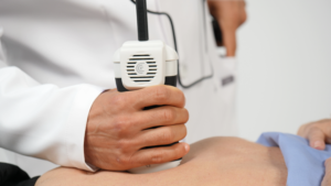 Arzt nutzt HD3 Aufsatzkühler während Ultraschall-Untersuchung am Patienten