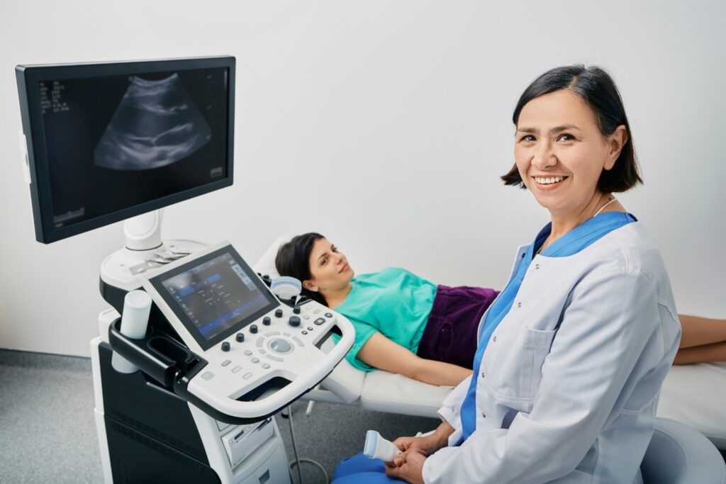 Untersuchung einer Patientin mit Ultraschallgerät