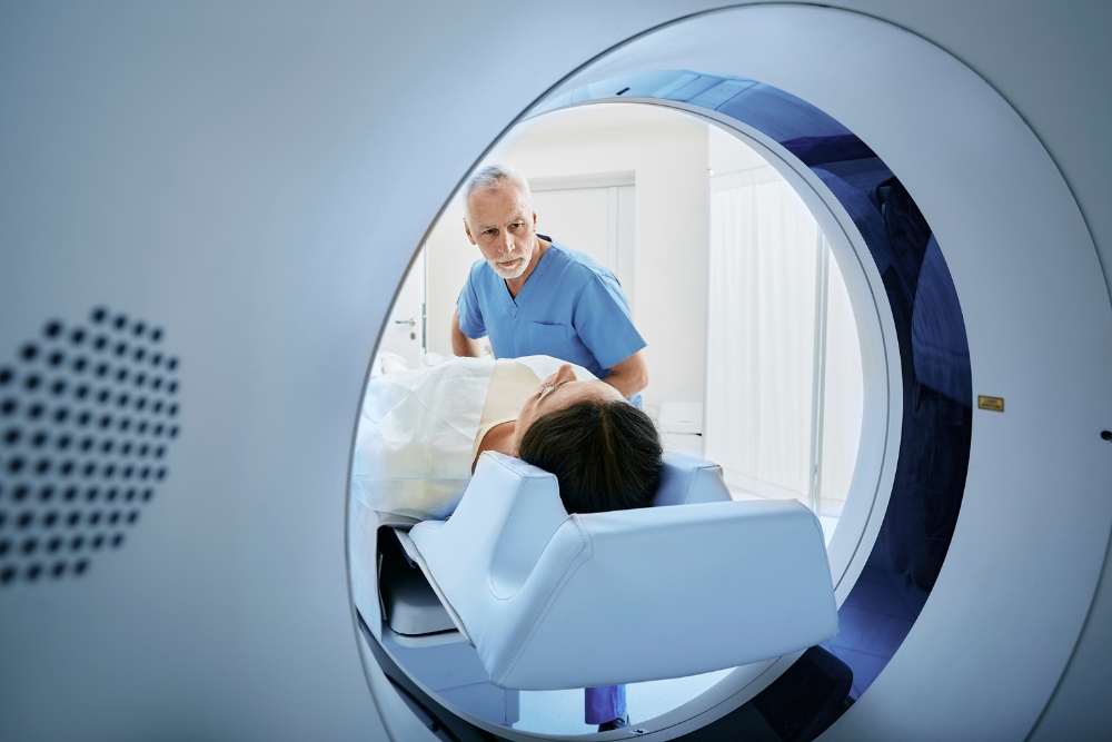 Arzthelfer führt CT-Untersuchung des Thorax bei Patientin durch