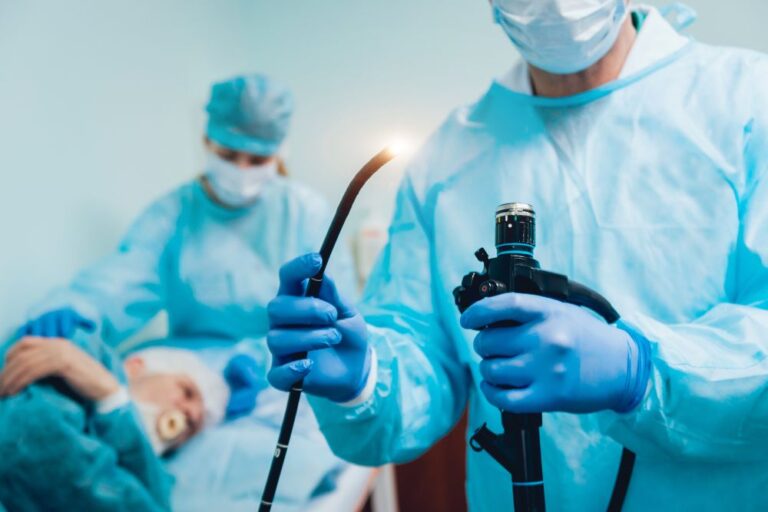 Ein Arzt hält ein Endoskop, welches für die Endosonographie verwendet wird, in der Hand.