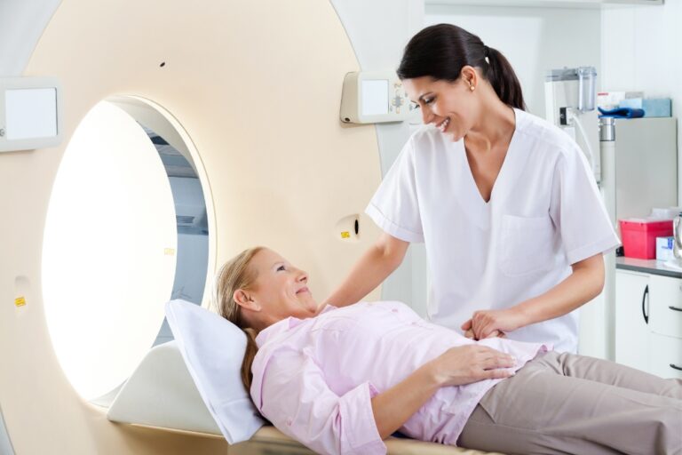 Eine Patientin mit Platzangst in einem CT-Gerät erhält Beistand.