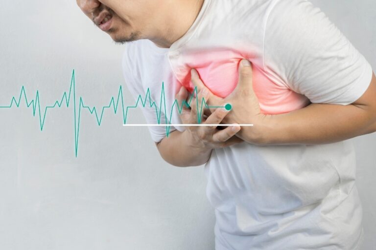 Mensch mit einer Herzerkrankung und einem abnormalen EKG.