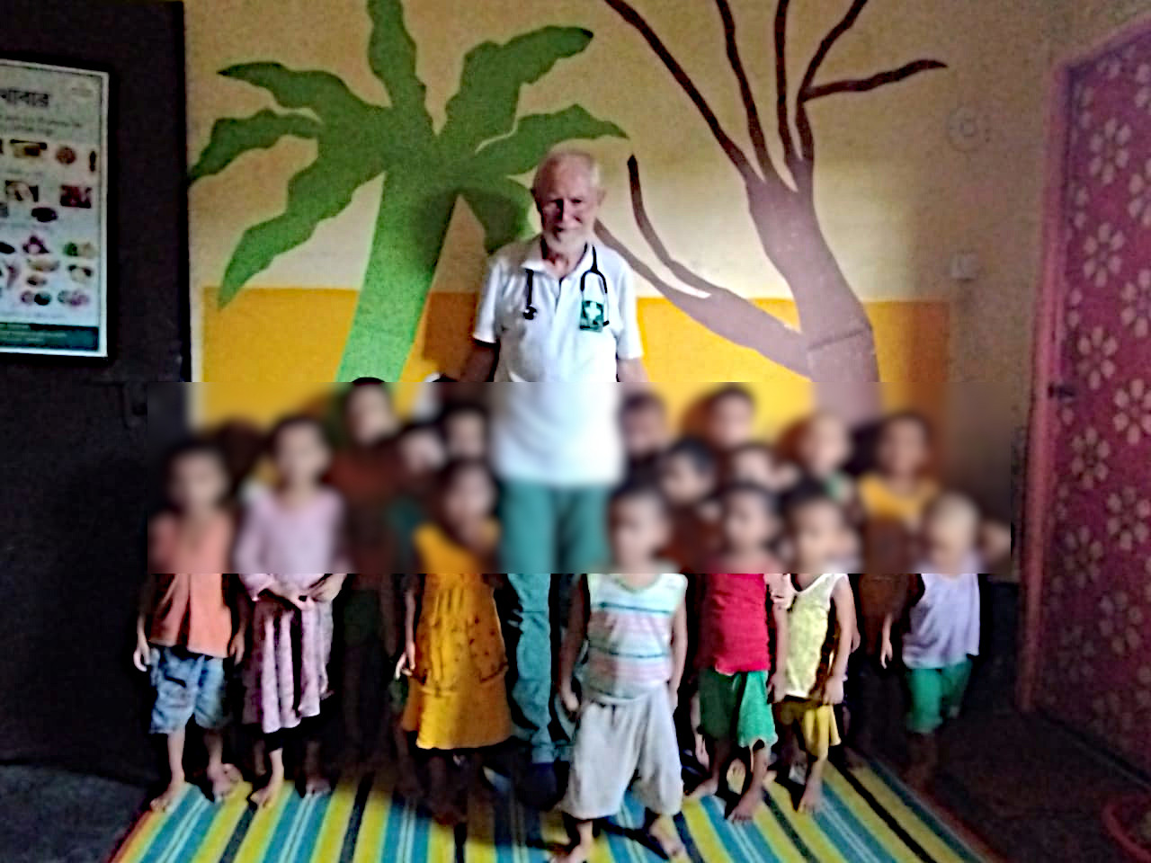Dr. Arndt Dohmen und seine kleinen Patienten (Kinder) in einer Ambulanz in Dhaka.