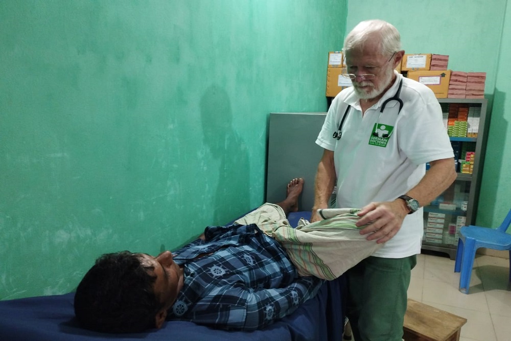 Dr. Arndt Dohmen untersucht einen Patienten in Dhaka.