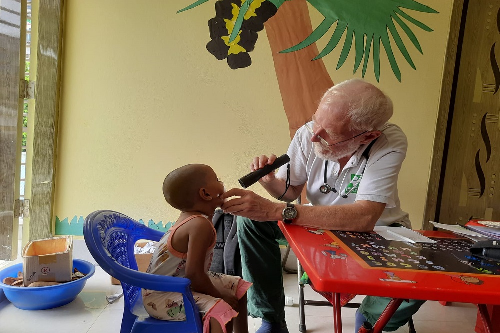 Dr. Arndt Dohmen untersucht ein Kind in Dhaka.