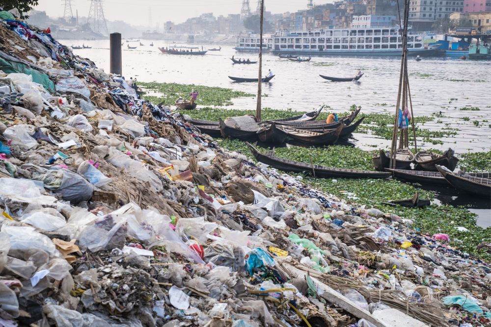 Verschmutzung der Umwelt durch Plastik und Müll am Flussufer in Dhaka.