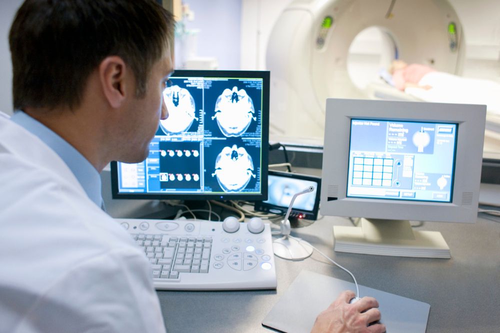 Ein Arzt schaut sich ein im DICOM-Format gespeichertes CT-Bild an.
