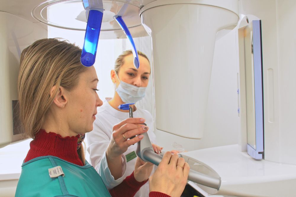 Patientin kurz vor einer digitalen Volumentomographie (3D-Röntgen).