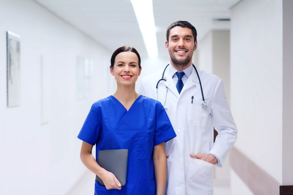 Arzt im weißen Arztkittel und Krankenschwester im blauen Kasack.
