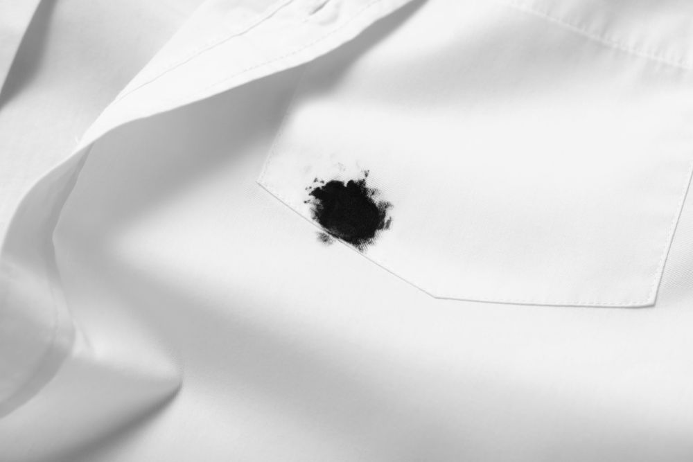 Schwarzer Fleck auf weißer Kleidung.