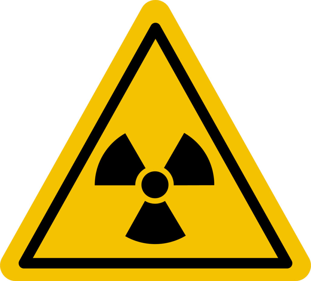 Dieses Warnschild (DIN ISO 7010) warnt vor radioaktiven Stoffen und ionisierender Strahlung.