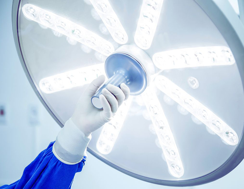 Nahaufnahme einer OP-Lampe mit LED-Leuchten, die justiert wird.