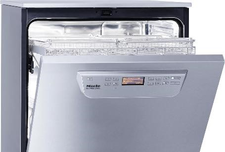 Geöffneter Miele Reinigungs- und Desinfektionsautomat zur Aufbereitung medizinischer Instrumente.