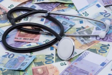 Stethoskop auf Euro-Geldscheinen – Symbol für die morbiditätsbedingte Gesamtvergütung im Gesundheitswesen.