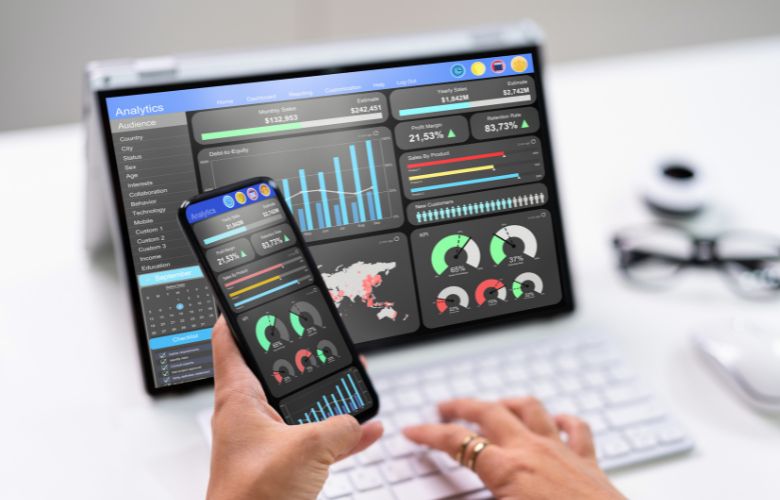 Dashboard mit Echtzeit-Analytics für Healthcare-Marketing auf Smartphone und Laptop